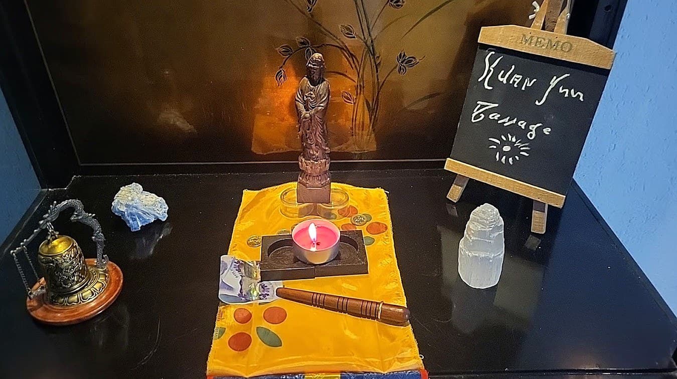 L'autel du cabinet Kuan Thai : statue de Guan Yin, bol chantant et bougie allumée